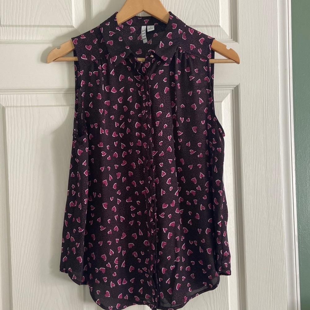Sleeveless top by Elle, size small.  purple/mauve hearts & on black background